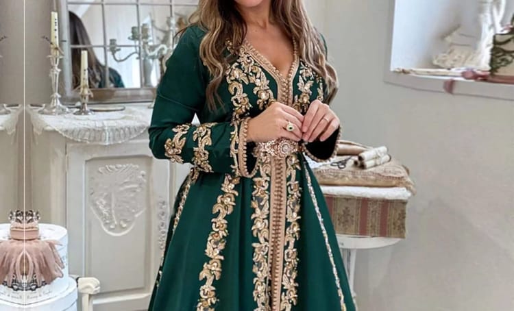Femme portant un caftan marocain orné de broderies dorées.
