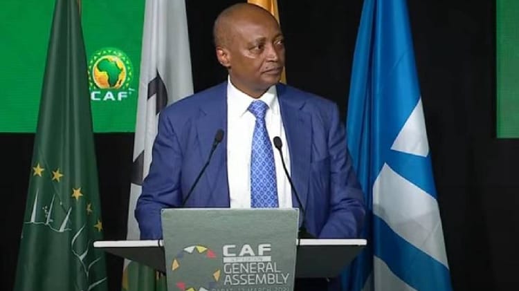 Patrice Motsepe s'exprime lors d'une réunion de la CAF.