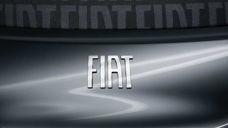 Logo Fiat sur une voiture, image de marque automobile.
