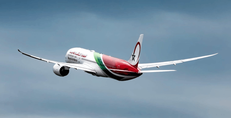 Prix exorbitant des billets d’avion : Les Marocains de l’étranger n’en peuvent plus. Avion Air Maroc en vol dans le ciel.
