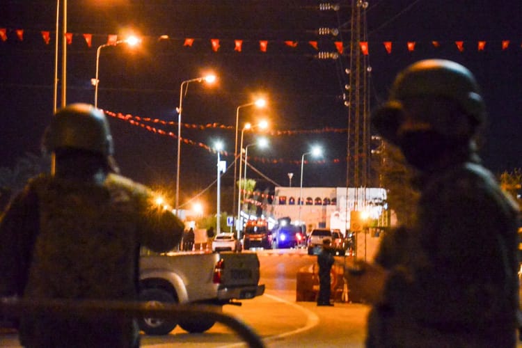 Synagogue de Djerba /Tunisie : Ce gendarme ôte la vie à 4 personnes. Policiers en patrouille lors d'une nuit tendue à Djerba, Tunisie.