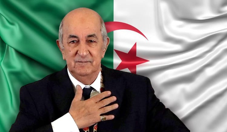 Le président Tebboune avec drapeau algérien en arrière-plan.