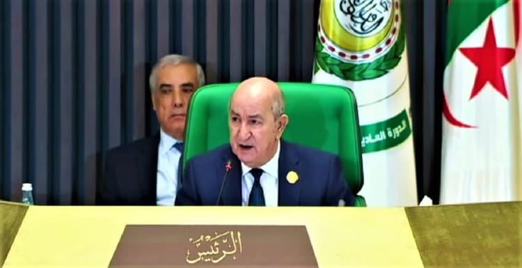 Tebboune s'exprime lors du Sommet de Djeddah avec drapeaux algérien et africain en arrière-plan.