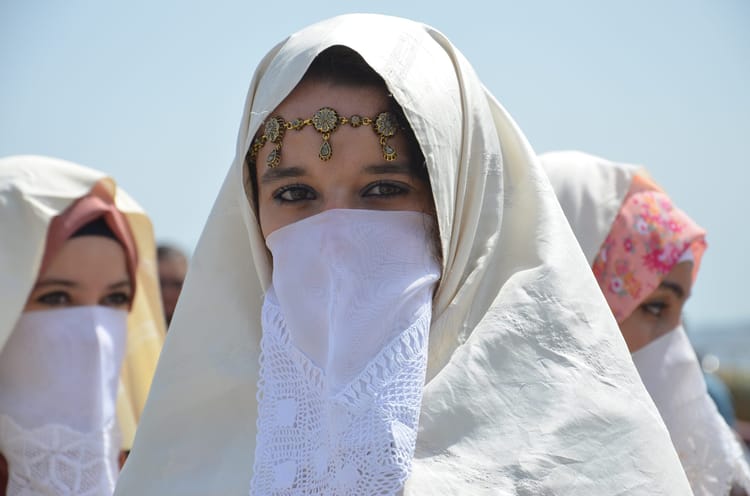 Farida Tamoud porte le hayek et se balade en pleine rue d’Istanbul. Les passants tombent d’admiration. Femme portant un hijab et un hayek, en pleine rue d'Istanbul.