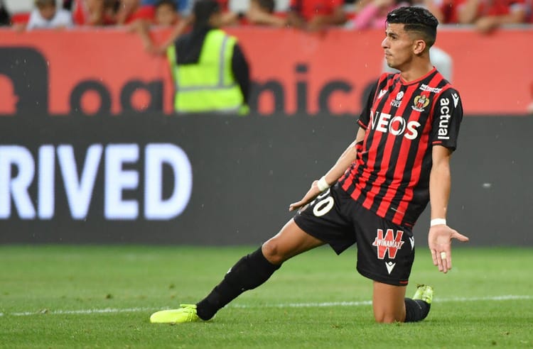 Youcef Atal en action sur le terrain de football.