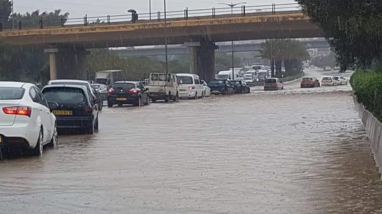 Routes inondées en Algérie à cause des fortes pluies.