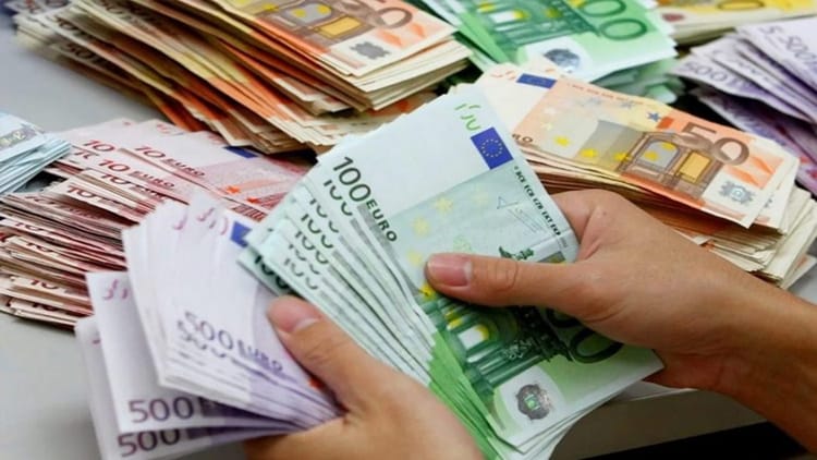 Billets en euros et dinars algériens, taux de change actuel.