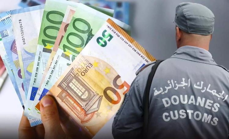 Agent des douanes algériennes avec des billets en euros.