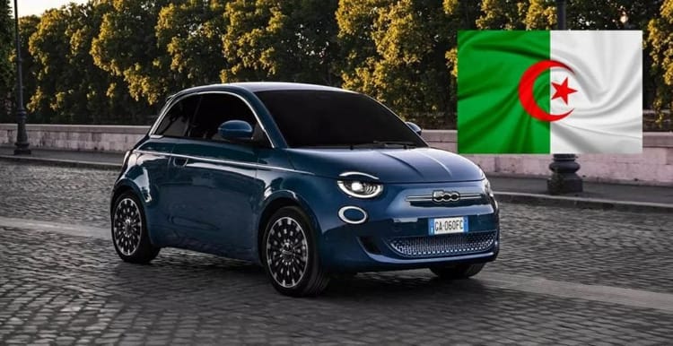 Voiture Fiat bleue avec drapeau algérien en arrière-plan.