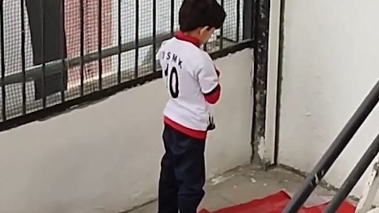 Cette video d'un enfant algérien priant dans le stade émeut le monde... Jeune garçon en prière dans un stade en Algérie.