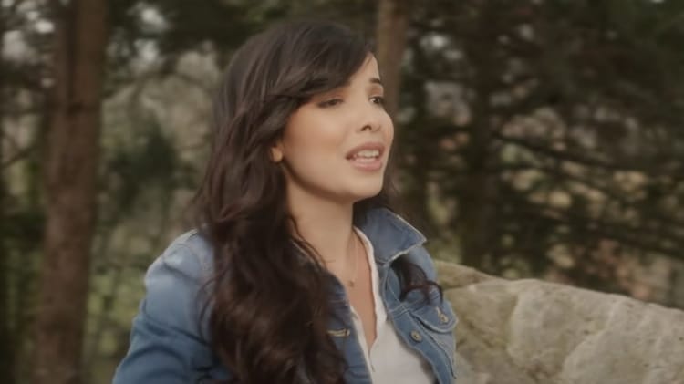 Indila, chanteuse franco-algérienne, en extérieur, parlant ou chantant.