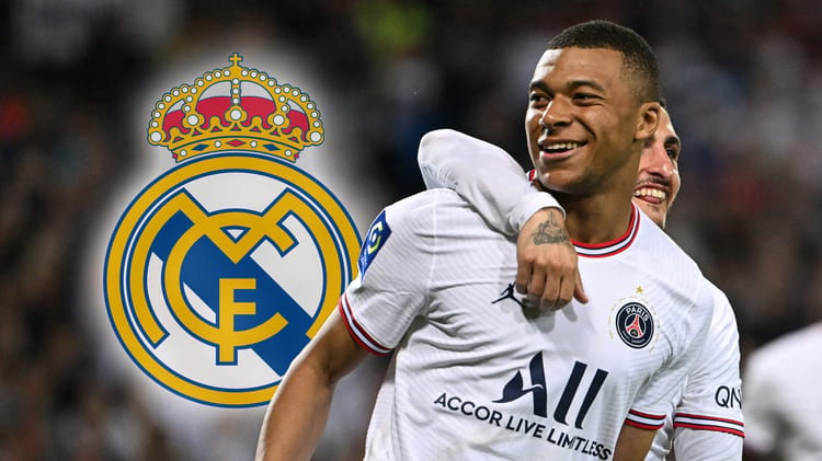 Kylian Mbappe en célébration avec un coéquipier au PSG.