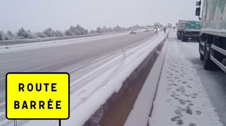 Alger : Ces tronçons interdits d’accès jusqu’à nouvel ordre. Panneau de route barrée sur autoroute enneigée en hiver.