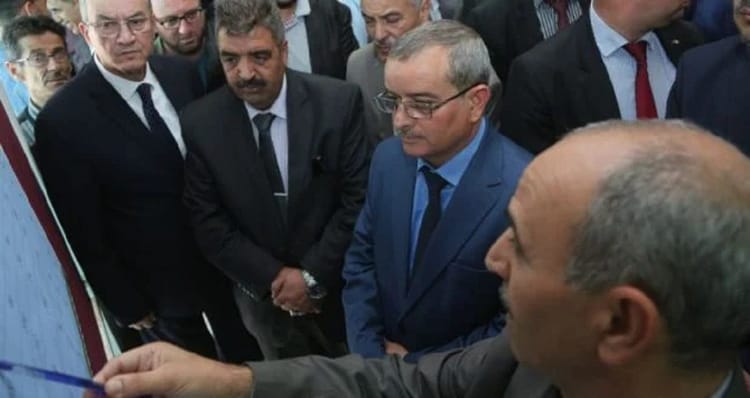 Groupe de professionnels en discussion lors d'une réunion d'affaires en Algérie.