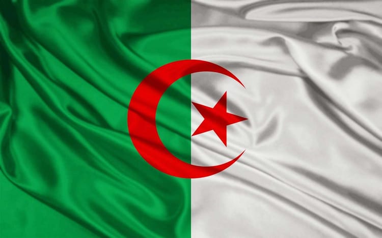 Drapeau algérien avec étoile et croissant rouge.