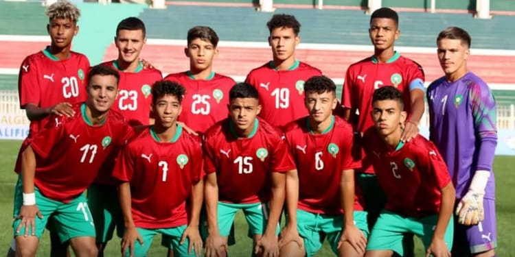 Jeune équipe de football U17 d'Algérie et Maroc en match.