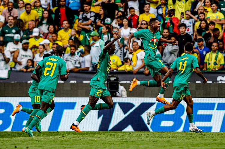Équipe du Sénégal célébrant un but lors d'un match important.