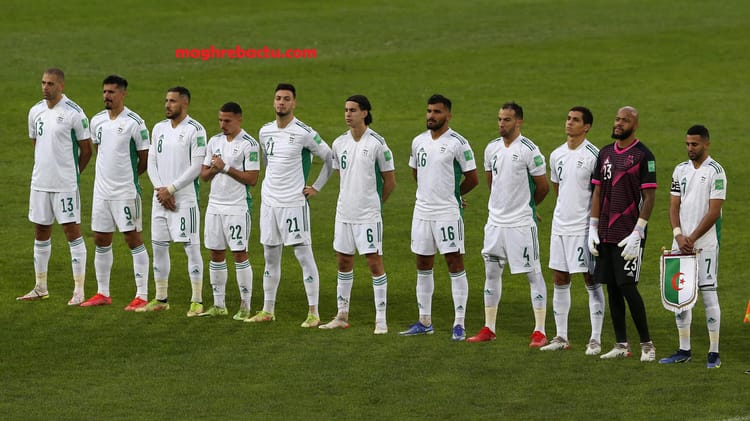 Algérie : Un champion de la CAN 2019 de retour Les joueurs de l'équipe d'Algérie alignés avant le coup d'envoi.