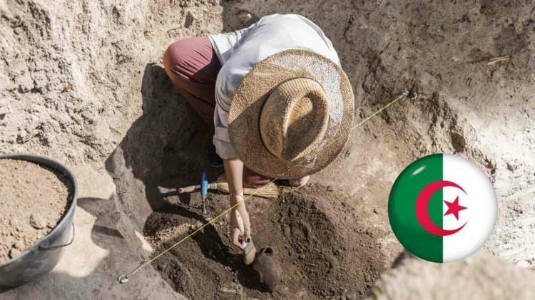 Algérie : énorme découverte d'un trésor archéologique Femme archaeologue découvrant un site archéologique en Algérie.