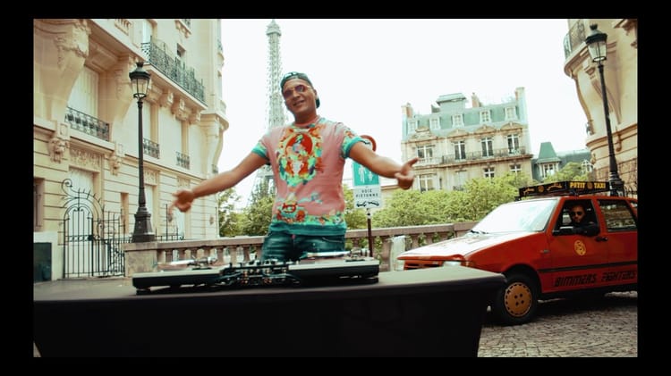 Mais qui DJ Hmitcha ? Cap sur l’incroyable parcours de l’homme. DJ Hmitcha mixant en plein air dans une rue parisienne.