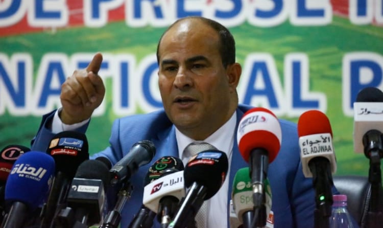 Algérie : La demande surprenante de Abdelkrim Medouar à Djamel Belmadi Abdelkrim Medouar s'exprime lors d'une conférence de presse.