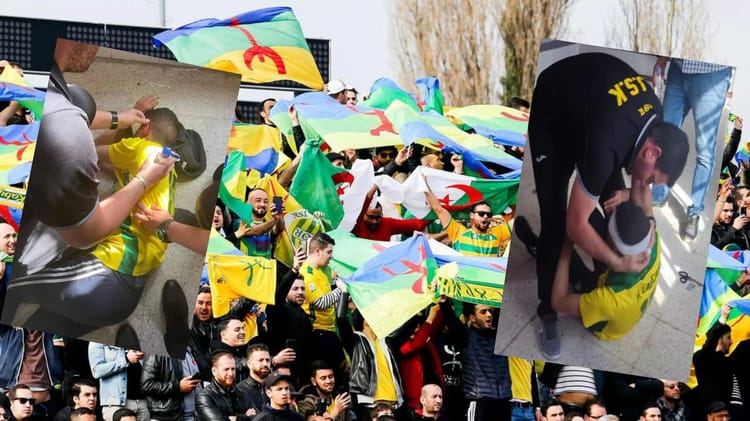 Supporters de la JS Kabylie avec drapeaux lors d'une manifestation à Sétif.