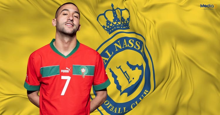 Hakim Ziyech rejoint Ronaldo à Al-Nass Hakim Ziyech en maillot rouge, fond du drapeau d'Al-Nass, symbole du football marocain.