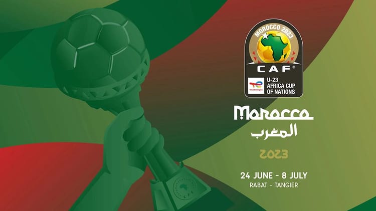 CAN U23 : heures, chaînes,... tout savoir Trophée de la Coupe d'Afrique U23 avec drapeau marocain en arrière-plan.