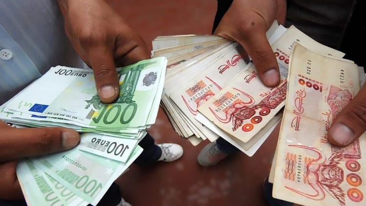 Algérie : Taux de change du dinar sur le marché informel ce mardi 25 juillet Échange de billets de banque en euros et dinars algériens.
