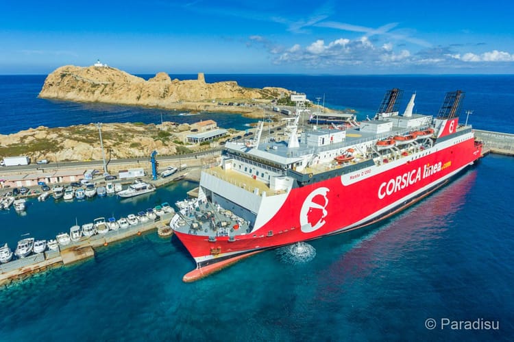Ferry Corsica Linea naviguant près de la côte algérienne.