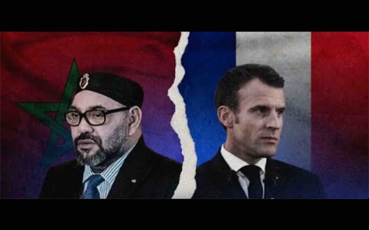 Emmanuel Macron et le roi du Maroc avec drapeaux en arrière-plan.