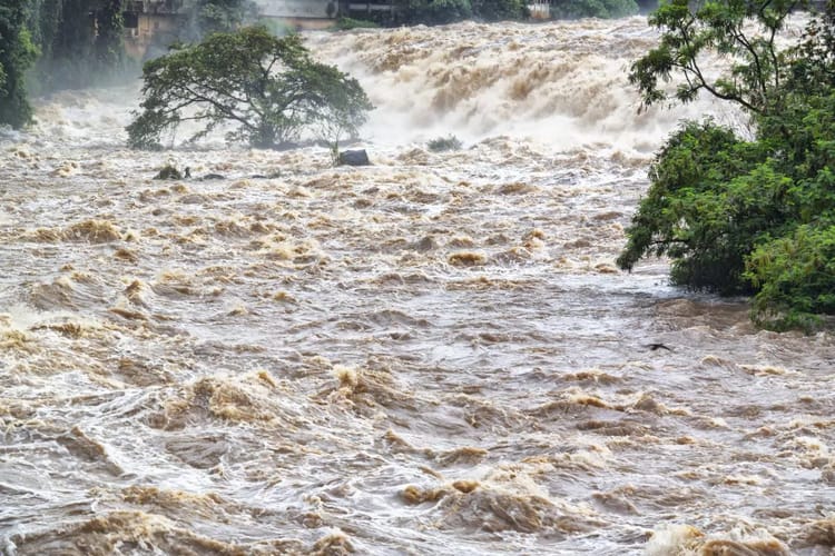 Rivière en crue lors d'une inondation majeure en Afrique du Nord.