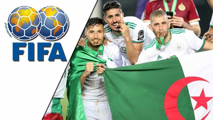 Les joueurs algériens célèbrent leur victoire avec le drapeau national.