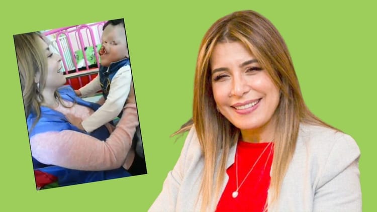 Enfin, Asmar démarre son traitement. Salima Souakri, sa mère adoptive implore le soutien de tous. Femme souriante avec enfant en centre médical, soutien et espoir.