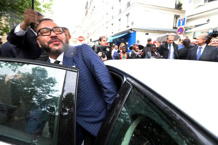Mohammed VI sort d'une voiture lors d'une visite officielle à Paris.