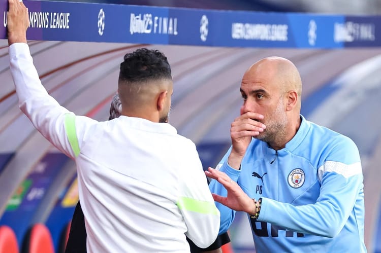 Guardiola rencontre Mahrez lors de son dernier entraînement Guardiola parle à Mahrez lors d'un entraînement de football.