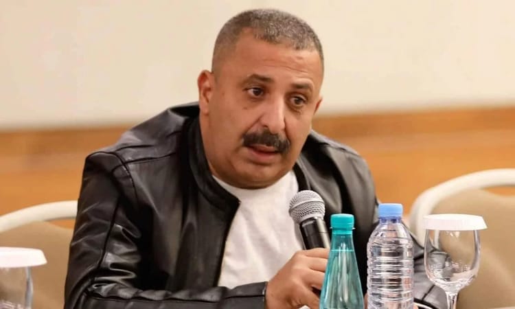Mohamed Zerouati lors de l'assemblée générale de la FAF, parlant dans un micro.
