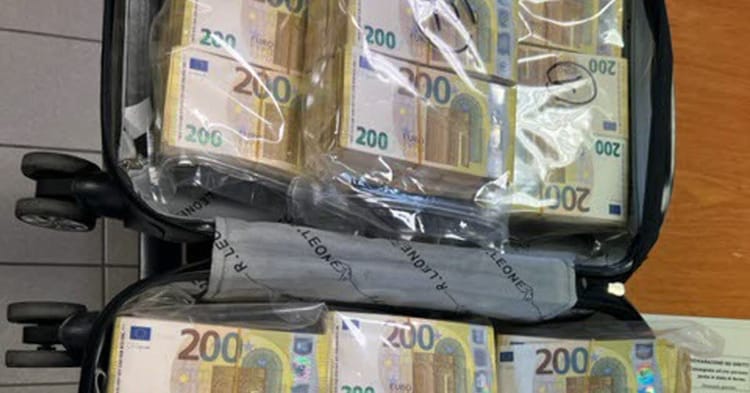 Incroyable ! Plus de 400 millions de faux billets saisis par… Faux billets de 200 euros dans une valise, saisie policière.