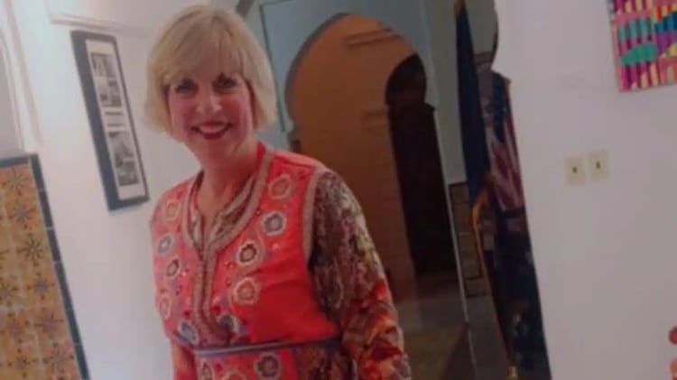 Elisabeth Moore en robe kabyle colorée pour la fête de l'Aïd.