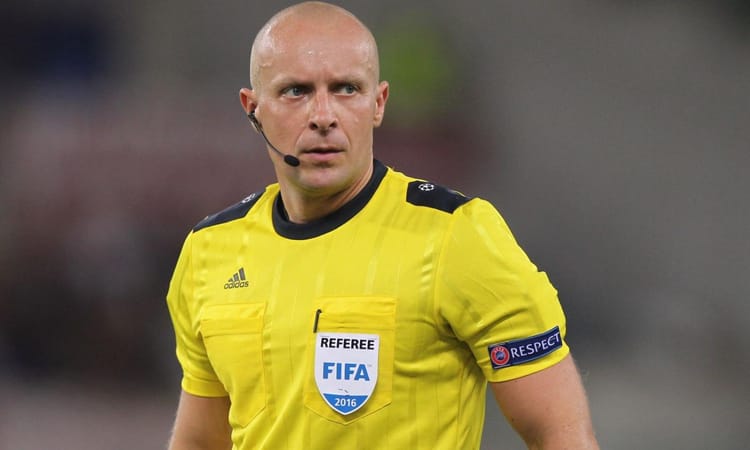Arbitre de football en tenue jaune lors d'un match important.