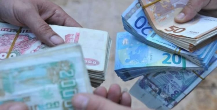Échange de dinars algériens contre des euros en banque et marché noir.