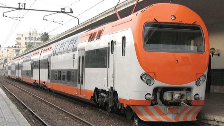 Train à grande vitesse orange et blanc au Maroc.