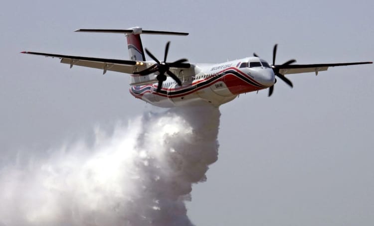Enfin ! L'Algérie dispose de six avions bombardiers d'eau contre les feux de forêt Avion bombardier d'eau déployant de l'eau contre un feu de forêt.