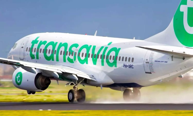 Transavia : Annulation de 6 vols Paris-Tozeur pendant le Ramadan 2024 Avion Transavia sur la piste, prêt à décoller vers Constantine.