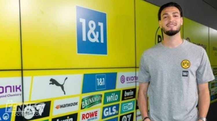 Ramy Bensebaini en maillot du Borussia Dortmund lors de sa présentation officielle.