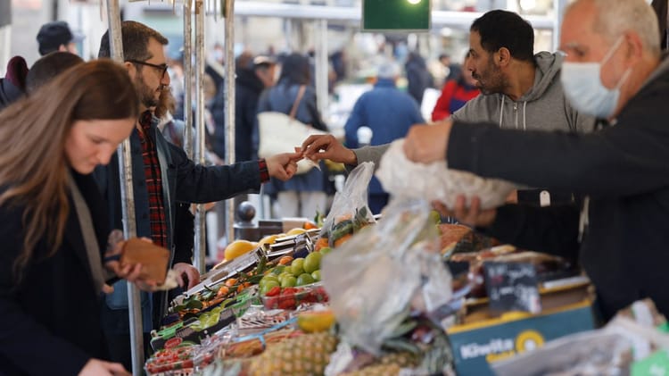 Enfin, le chèque alimentaire 2023 proche de se concrétiser. En témoigne ceci... Vente de fruits et légumes frais lors d'un marché local.