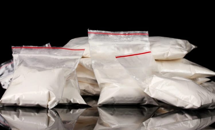 Paquets de cocaïne saisis lors d'une opération maritime.