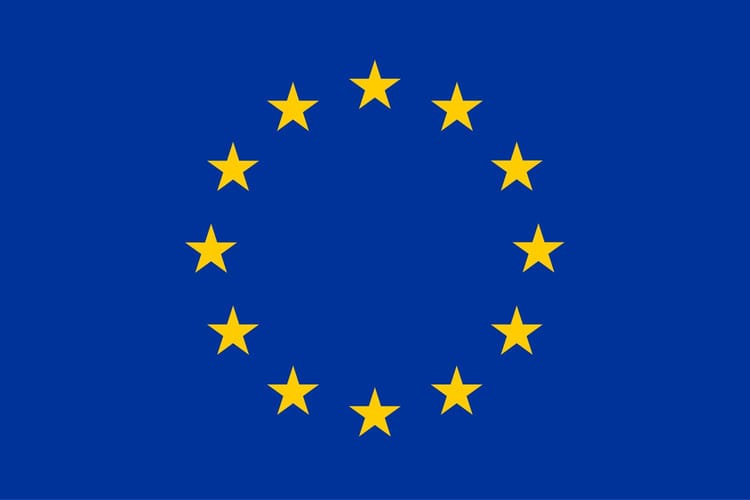 L'UE prend sa décision sur les immigrés Drapeau de l'Union Européenne avec 12 étoiles dorées.