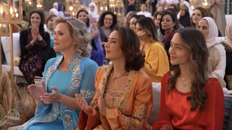Femmes algériennes lors d'une cérémonie, vêtues de tenues traditionnelles et modernes.
