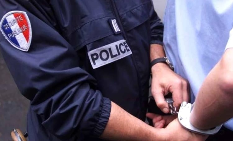 France : 4 jeunes filles violées par un algérien sans papier à Saint-Nazaire Agent de police en uniforme arrêtant un suspect à Saint-Nazaire.